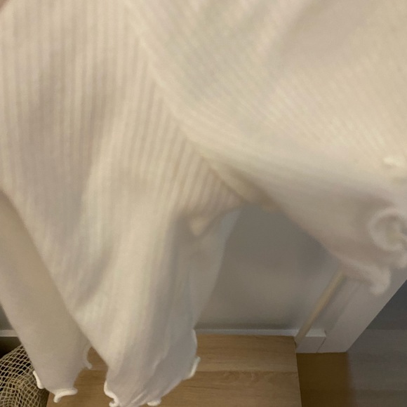 Aritzia 'Sunday Best' Off-Shoulder Crop Top - Picture 9 of 11